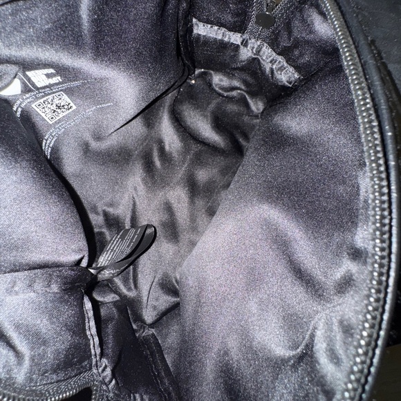 ✨ Yves Saint Laurent Parfums Black Cosmetic Bag ✨ - Picture 5 of 7